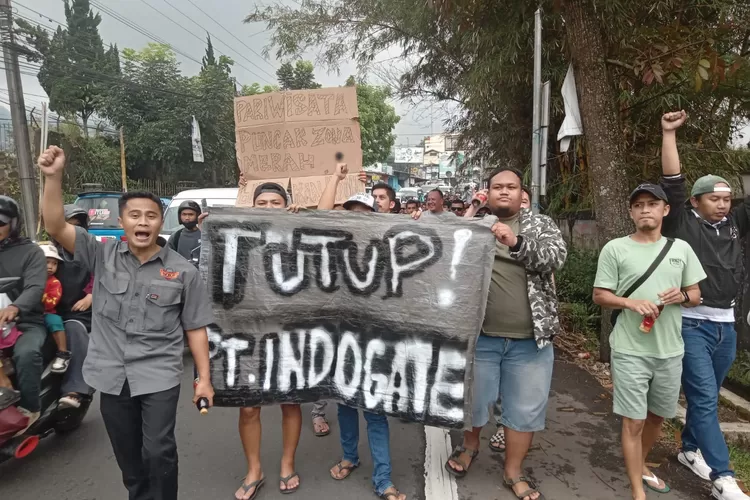 Driver yang tergabung dalam IKPB menggelar demo menolak tarif rendah yang diberlakukan PT Indogate di Jalan Raya Puncak, Cisarua, Kabupaten Bogor, Kamis, 10 April 2025. (Rizal)