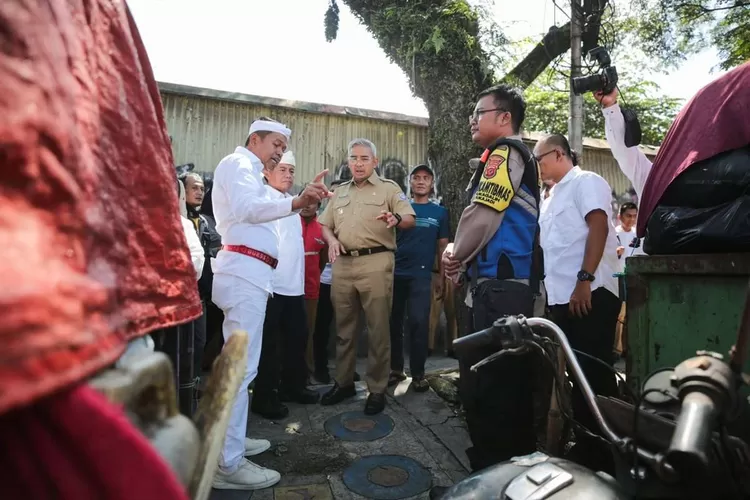 Wali Kota Bandung M Farhan bersama Gubernur Jawa Barat Dedi Mulyadi menertibkan parkir liar travel hingga PKL di trotoar Jalan Pasteur (Pemprov Jabar)