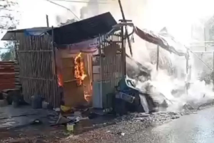 Jalan Raya Cibolang, Cisaat, Sukabumi macet parah gegara terjadi kebakaran kios makanan. Petugas berjibaku memadamkan api (ist)