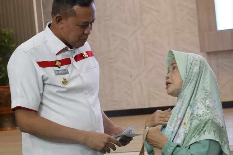 Wujud peduli lansia dan inspirasi program gubernur Jawa Barat, Wali Kota Bekasi Tri Adhianto mewajibkan para pejabat untuk punya ibu asuh. (Pemkot Bekasi)