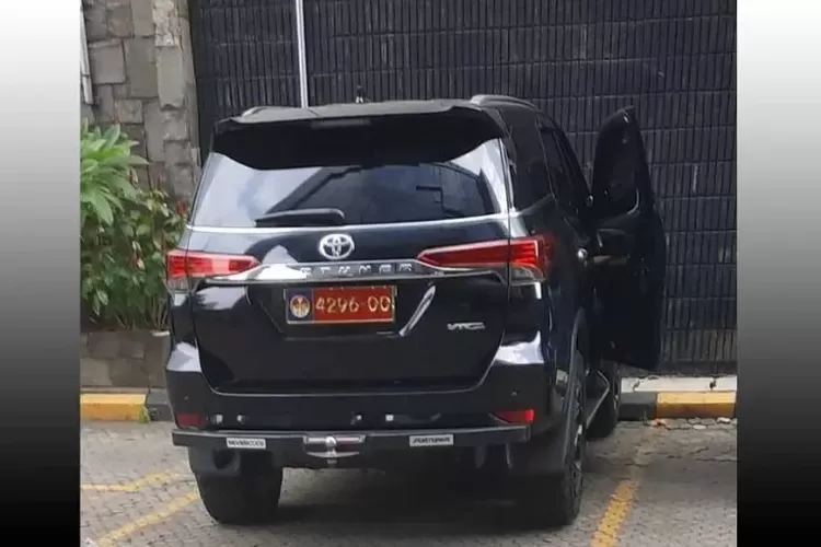 Mobil berpelat dinas milik Kementerian Pertahanan (Kemenhan) didugamelakukan negosiasi dengan PSK. (X/@xnact)