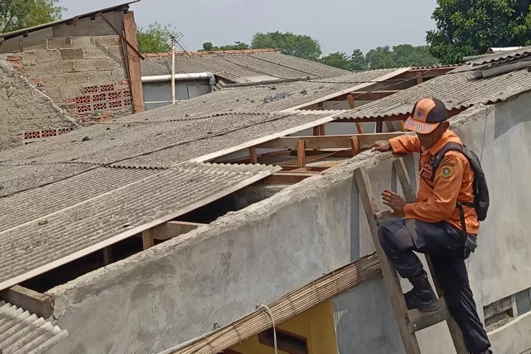 Rumah warga di Cibinong, Kabupaten Bogor alami kerusakan imbas hujan deras dan angin kencang, Kamis, 10 April 2025. (BPBD)