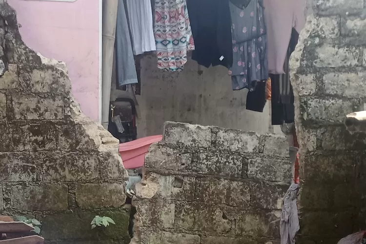 Rumah warga di Tamansari, Kabupaten Bogor terdampak gempa, Kamis, 10 April 2025 malam. (BPBD)