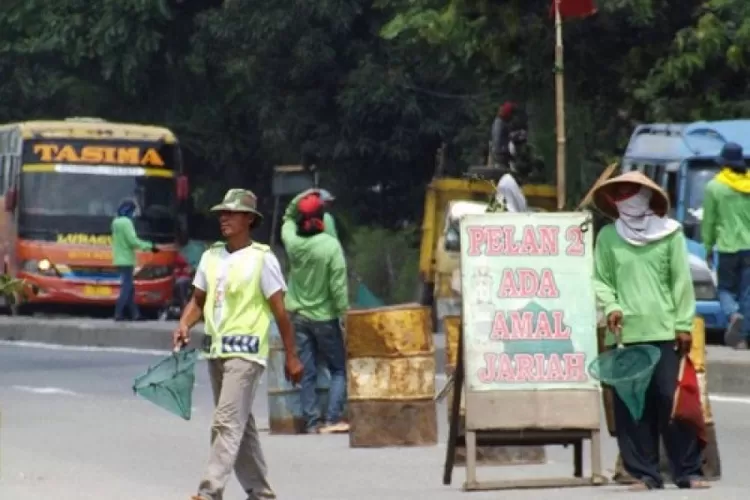 ILUSTRASI : Gubernur Dedi Mulyadi melarang kegiatan meminta sumbangan rumah ibadah di jalan raya karena dinilai mengganggu pengendara dan picu kemacetan (IST)