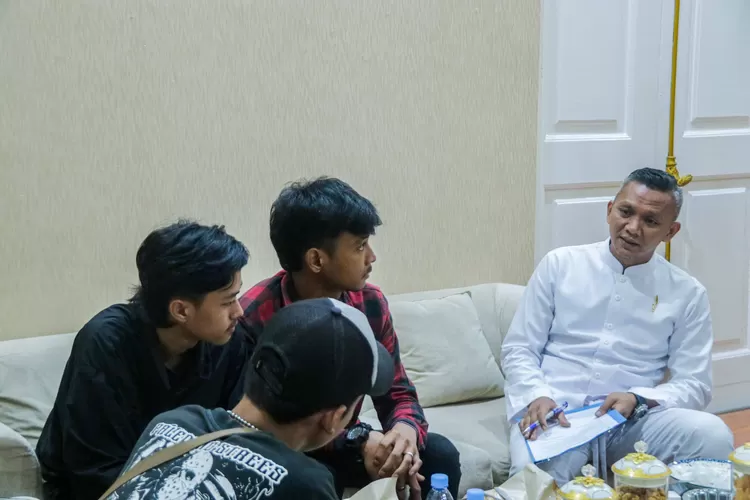 Agar tidak lagi ngamen di angkot, tiga pengamen dibujuk Wakil Wali Kota Jenal Mutaqin (JM) jadi petugas kebersihan Alun-alun Kota Bogor (Pemkot Bogor)