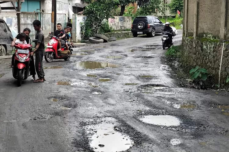 Kondisi jalan rusak di Jalan Ciheulang - Dago, Desa Dago, Kecamatan Parungpanjang, Kabupaten Bogor. (Mulya Diva)