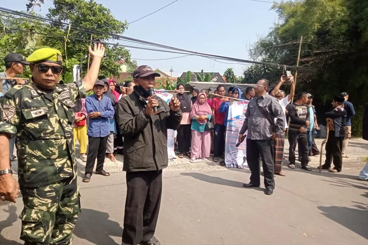 Puluhan warga Kampung Loa, Desa Sukaluyu menggelar aksi&nbsp;demo di halaman kantor Kecamatan Tamansari, Kabupaten Bogor, Jumat, 11 April 2025. (Yoman)