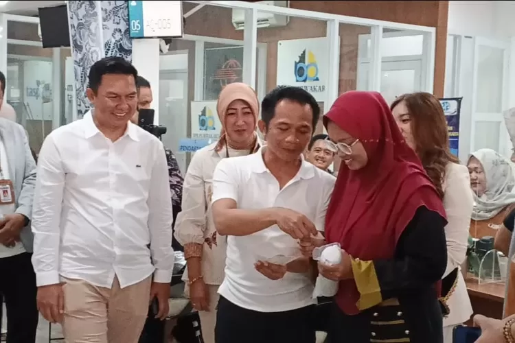 Bupati Purwakarta Saepul Bahri Binzein disela peresmian pelayanan akhir pekan MPP Bale Madukara, Sabtu 12 April 2025.  (Foto: Istimewa)