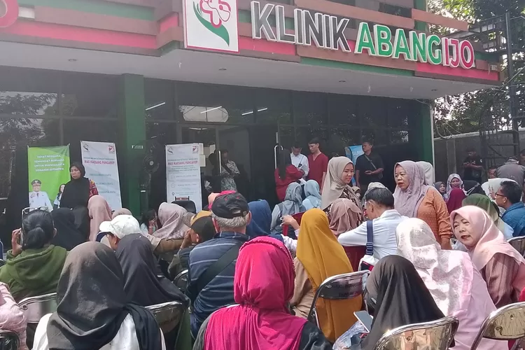 Masyarakat dari berbagai wilayah kecamatan di Purwakarta rela antre demi mendapat pelayanan pemeriksaan mata dan pengobatan gratis di Klinik Abang Ijo, Sabtu 12 April 2025. (Foto: Istimewa)