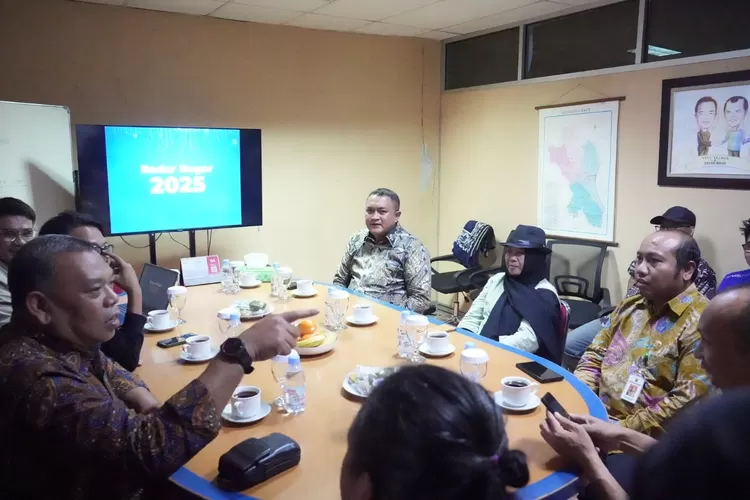 Bupati Bogor Rudy Susmanto saat berkunjung ke kantor sejumlah media di Gedung Graha Pena, Kota Bogor, Jumat, 11 April 2025. (Diskominfo)