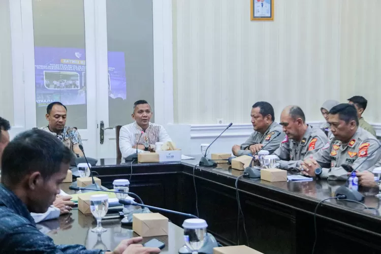 Wakil Wali Kota Bogor, Jenal Mutaqin rapat bersama Dishub, Polresta Bogor Kota dan pengusaha angkot membahas rencana satu arah di jalur alternatif Cipinanggading imbas bencana Batutulis (Pemkot Bogor)