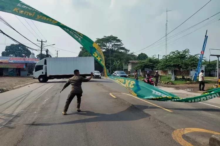 Satpol PP Kemang, Kabupaten Bogor saat melakukan penertiban spnduk tak berizin. (Mulya diva)