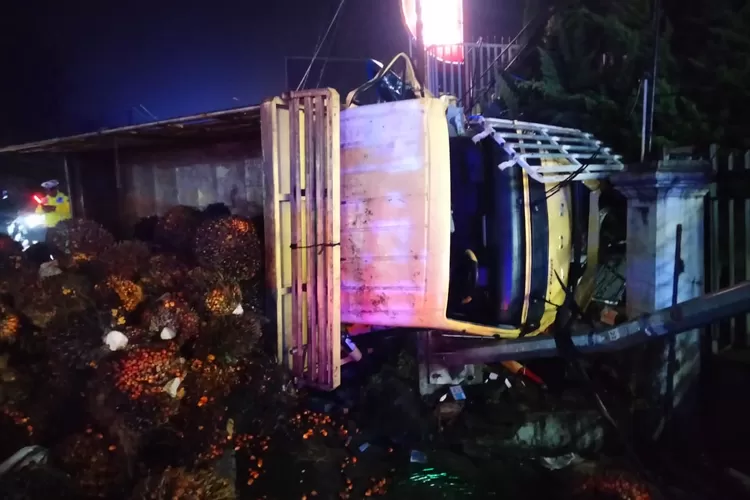 Truk pengangkut sawit alami kecelakaan di Jalur Puncak Bogor, Desa Tugu Utara, Kecamatan Cisarua, Kabupaten Bogor, Minggu, 13 April 2025. (Ist)