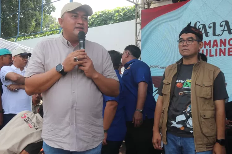 Bupati Bogor Rudy Susmanto saat kegiatan mancing massal dan kuliner gratis di&nbsp;Gedung Kesenian, Cibinong, Kabupaten Bogor, Minggu, 13 April 2025. (Diskominfo)