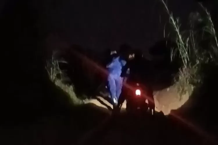 Damkar Kabupaten Bogor mengevakuasi kurir paket yang tersesat di area pegunungan Hambalang, Desa Hambalang, Kecamatan Citeureup, Kabupaten Bogor. (Damkar)