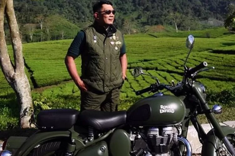 ILUSTRASI Mantan Gubernur Jawa Barat Ridwan Kamil berfoto dengan motor pribadinya (IST)