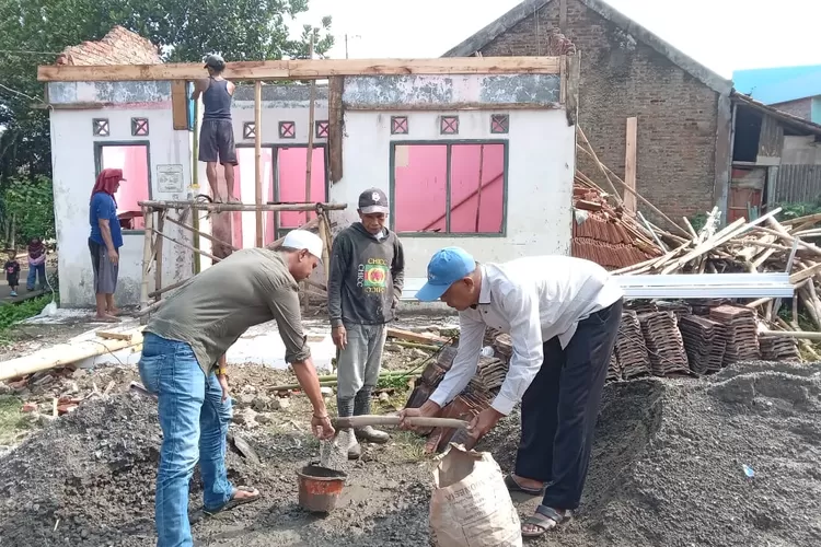 Proses perbaikan Posyandu Salak yang berada di Kampung Leuwiranji, Desa Sukamulya Kecamatan Rumpin, Kabupaten Bogor. (Nasir)