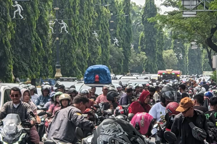 Kemacetan panjang terjadi di Jalan Tegar Beriman Cibinong, Kabupaten Bogor Minggu, 13 April 2025 siang. (Panca)