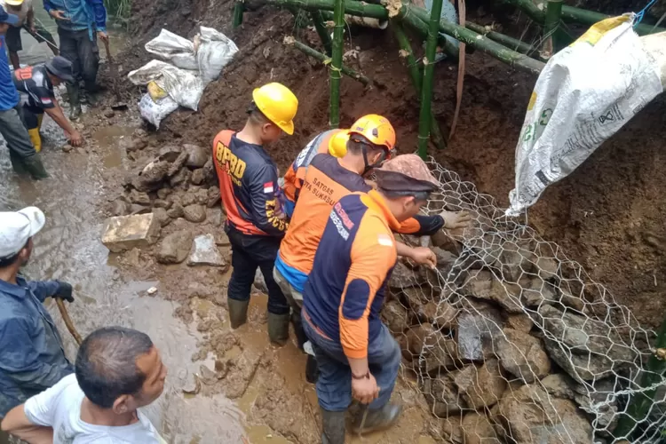 BPBD Kota Sukabumi memperkuat tebing dan salurkan bantuan Bronjong di Gunungpuyuh usai tertimpa musibah bencana longsor (IST)