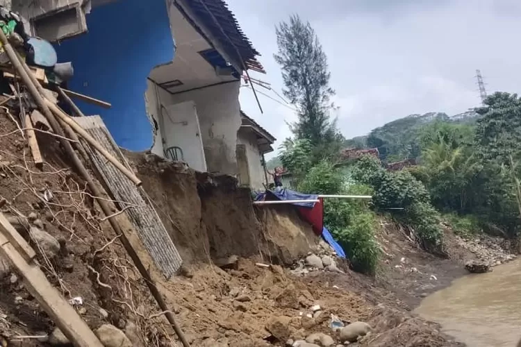 Bencana longsor menghantam Bantargadung Sukabumi, dilaporkan dua rumah warga rata dengan tanah dan akses jalan nasional terputus (IST)