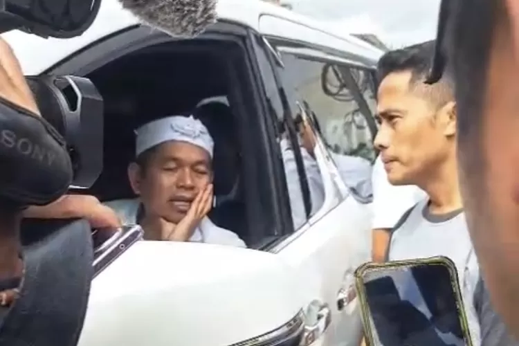 Mobil Gubernur Jabar Dedi Mulyadi diberhentikan driver dan pemandu wisata di Puncak Bogor yang ingin mengadukan keluhan mereka, Senin, 14 April 2025. (Tangkapan layar)