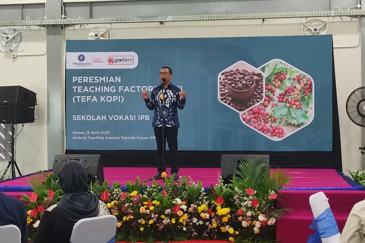 Dekan Sekolah Vokasi IPB University, Aceng Hidayat memberikan keterangan dalam acara peresmian Teaching Factory Kopi (Tefa Kopi) pada Selasa, 15 April 2025. (Reza Metropolitan)