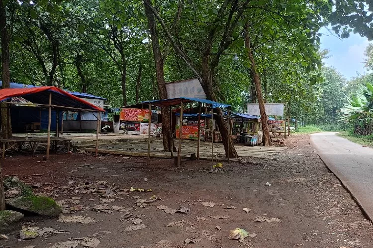 Bangunan liar semi permanen terpantau mulai kembali berdiri di lahan Perhutani sekitaran Situ Cigangsa. (Foto: metropolitan)