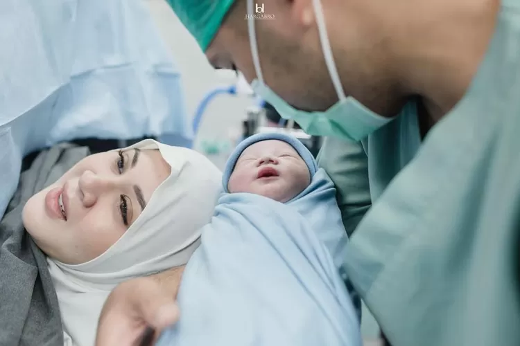 Pasangan selebriti Kesha Ratuliu dan Adhi Permana menyambut kelahiran anak ketiga. (Instagram/@kesharatuliu05)