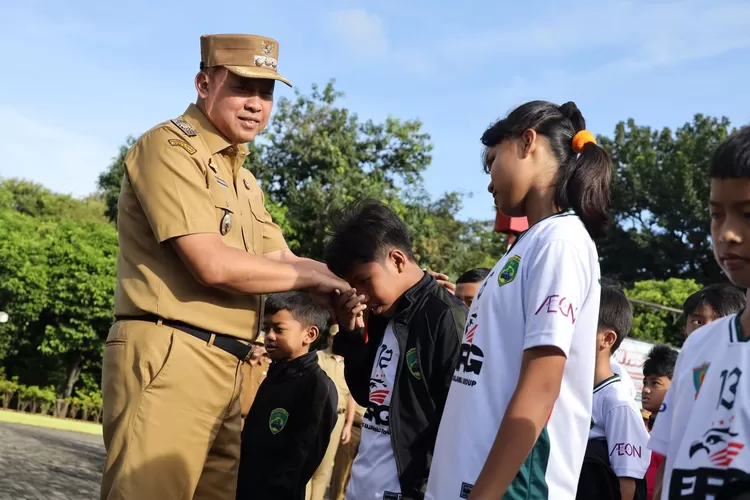 Wali Kota Bekasi Tri Adhianto melepas tim SSB Tajimalela yang mewakili Kota Bekasi pada ajang Kuala Lumpur Cup 2025 (Pemkot Bekasi)