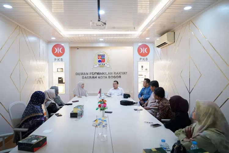 Ketua DPRD Kota Bogor Adityawarman Adil bertemu jajaran KPAID Kota Bogor perkuat sinergi perlindungan anak di Kota Bogor (DPRD Kota Bogor)