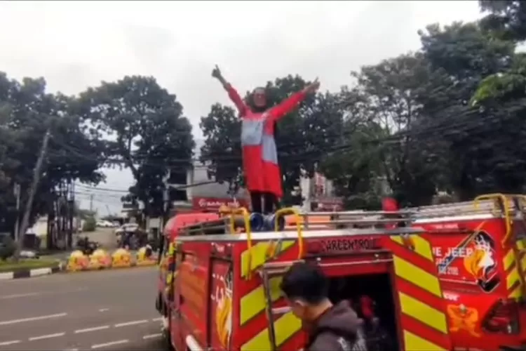 Tangkapan layar ibu hamil asal Bekasi yang naik dan foto di mobil Damkar Kota Bogor. 