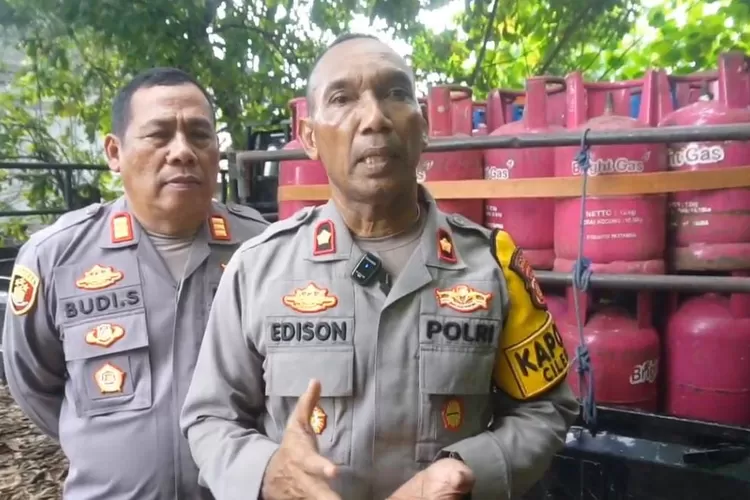 Kapolsek Cileungsi Kompol Edison kembali menggerebek salah satu kampung di Cileungsi, Kabupaten Bogor yang diduga dijadikan lokasi pengoplosan gas elpiji bersubsidi. (Polsek Cileungsi)