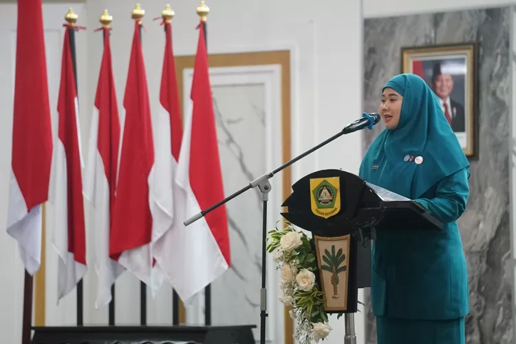 Ketua TP PKK Kabupaten Bogor Eva Marthiana saat pidato perdananya usai dilantik di Gedung Serbaguna 1 Setda Kabupaten Bogor, Kamis, 17 April 2025. (Arifin - Metropolitan)