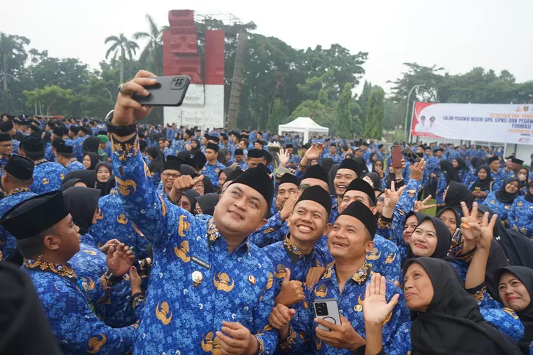 Bupati Bogor Rudy Susmanto berswafoto bersama PPPK usai pelantikan di Lapangan Tegar Beriman, Cibinong, Kabupaten Bogor, 17 April 2025. (Arifin - Metropolitan)