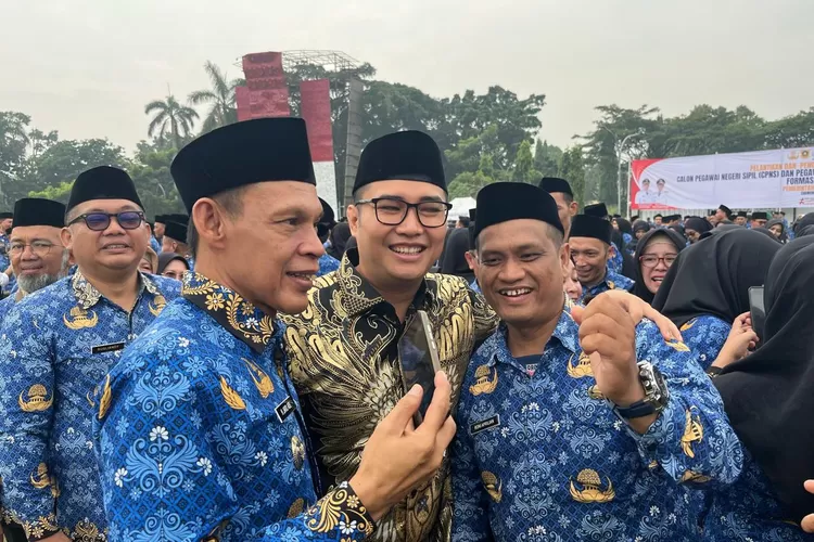Ketua DPRD Kabupaten Bogor Sastra Winara (tengah) saat pelantikan PPPK dan CPNS di Lapangan Tegar Beriman, Cibinong, Kamis, 17 April 2025. (Fahriza)