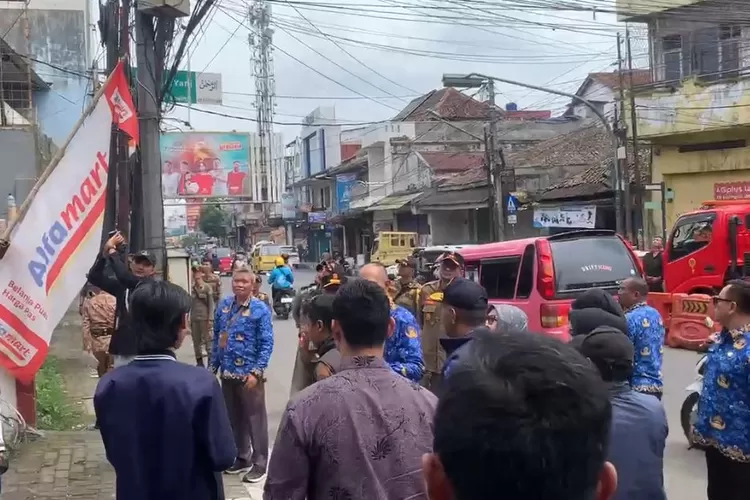 Pemerintah Kota Sukabumi melakukan tindak tegas dengan mencopot reklame tak berizin demi mengoptimalkan PAD (IST)