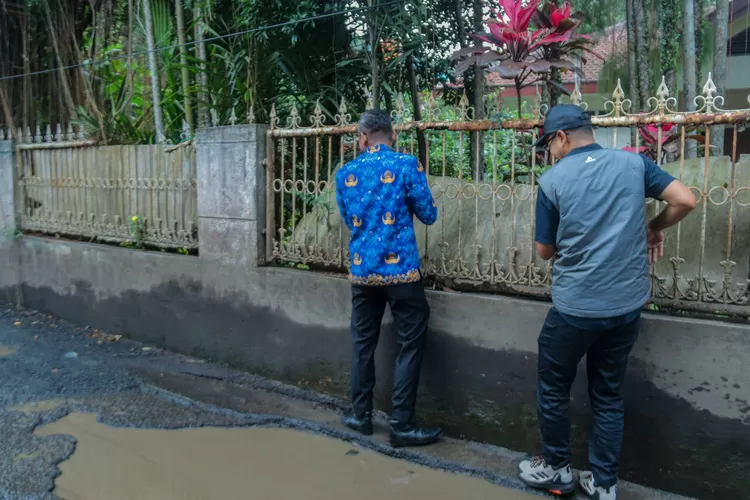 Wakil Wali Kota Bogor Jenal Mutaqin (JM) mengecek lokasi jalan rusak parah mirip kolam lele di Harjasari, Bogor Selatan (Pemkot Bogor)