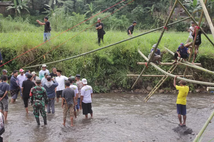 Wakil Bupati&nbsp;Bogor Jaro Ade meninjau lokasi sungai yang digunakan pelajar ri Dramaga untuk sampai ke sekolah, Jumat, 18 April 2025. (Diskominfo)
