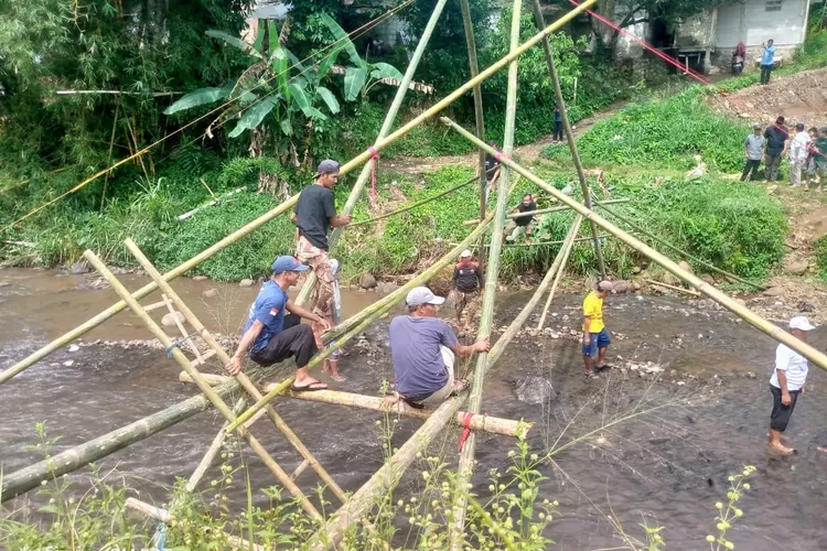 Pembangunan jembatan sementara di Sungai Cihideung oleh warga dua kecamatan, yakni Dramaga dan Ciampea, Kabupaten Bogor. (Ade)