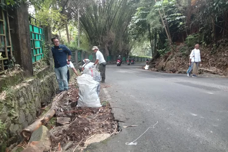 Aksi bersih-bersih di Jalur Alternatif Puncak Bogor. (Rizal)