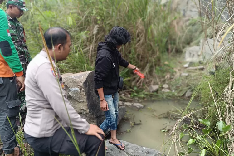 Polisi melakukan olah TKP tewasnya mapala saat akan panjat tebing di Gunungputri, Kabupaten Bogor, Minggu, 20 April 2025. (Polsek Gunungputri)