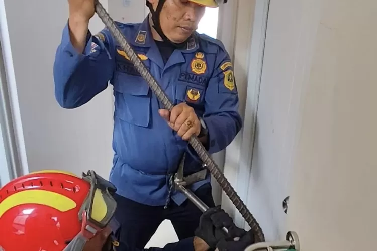 Petugas Damkar Kabupaten Bogor mengevakuasi ART yang terjebak di kamar mandi di Kelurahan Pakansari, Kecamatan Cibinong, Kabupaten Bogor. (Damkar)