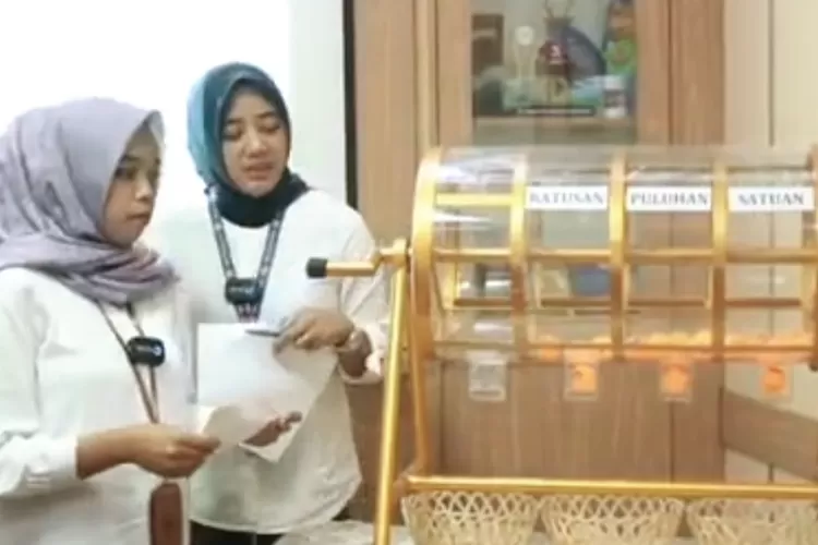 Proses pengundian program Simarmas Go Prima dari Perumda BPR Bank Pasar Kota Bogor. 