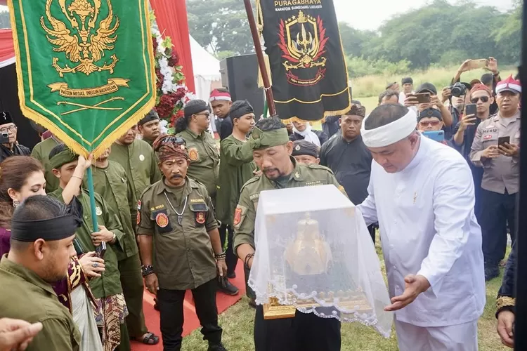 Bupati Bogor Rudy Susmanto saat menyambut kedatangan Mahkota Binokasih di Lapangan Karadenan, Cibinong, Kabupaten Bogor, Senin, 21 April 2025. (Arifin - metropolitan.id)