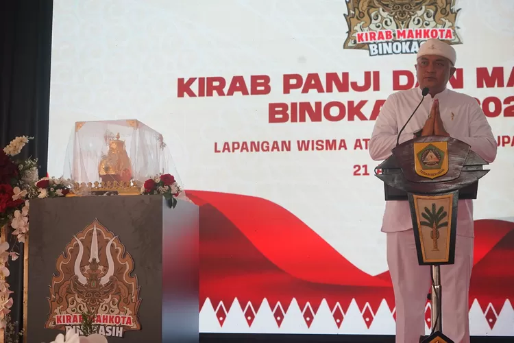 Bupati Bogor Rudy Susmanto saat menyambut kedatangan Mahota Binokasih di Lapangan Karadenan, Cibinong, Kabupaten Bogor, Senin, 21 April 2025. (Arifin - Metropolitan)