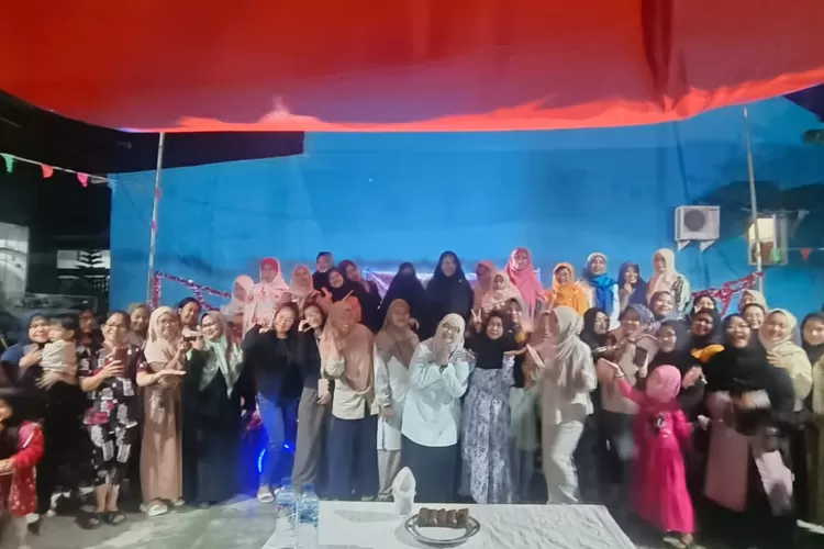 Foto bersama dalam acara Halal Bihalal yang diselenggarakan warga Perumahan Ciapus Mountain View, Kabupaten Bogor. 