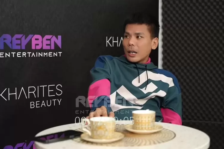 Mantan muncikari, Robby Abbas. (YouTube/Reyben Entertainment)