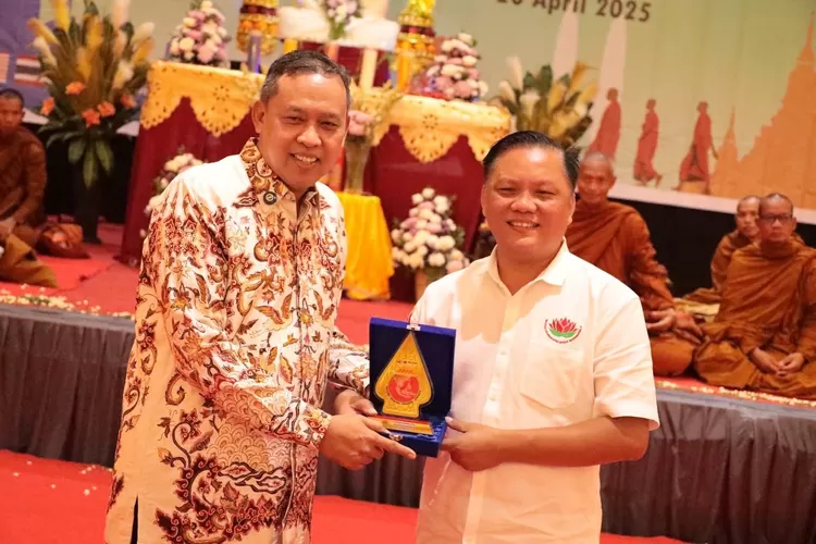 Secara resmi, Wali Kota Bekasi Tri Adhianto melepas keberangkatan rombongan para biksu Thudong yang berangkat menuju Borobudur (Pemkot Bogor)