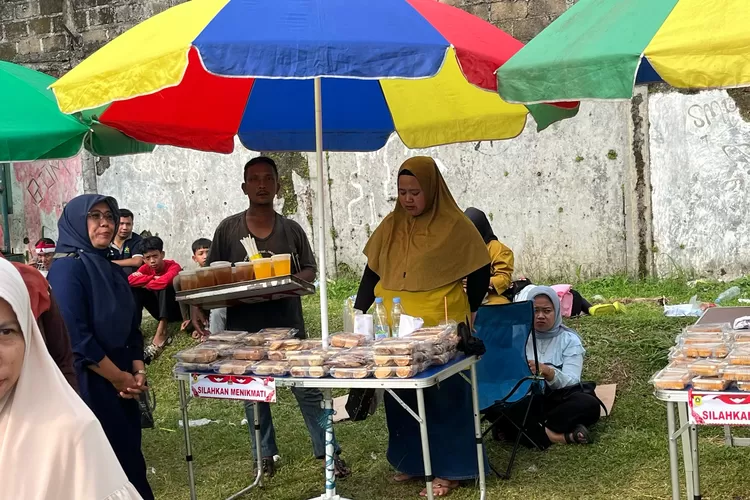 Jajanan gratis yang disediakan Pemkab Bogor di acara penyambutan Mahkota Binokasih di lapangan SMKN 1 Cibinong, Karadenan, Kabupaten Bogor, Senin, 21 April 2025. (Fahriza)