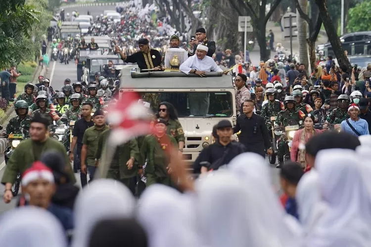 Bupati Bogor Rudy Susmanto bersama Radya Anom Sumedang Larang menyapa warga saat Kirab Mahkota Binokasih dari Karadenan menuju Gedung Tegar Beriman, Cibinong, Kabupaten Bogor, Senin, 21 April 2025. (Arifin - Metropolitan)